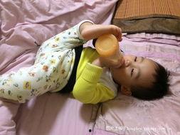 成人床上吃奶视频短片,心理需求与情感依恋的交织