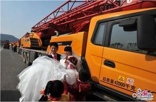 成人奔驰玩具吊车视频,迷你版工程奇迹再现