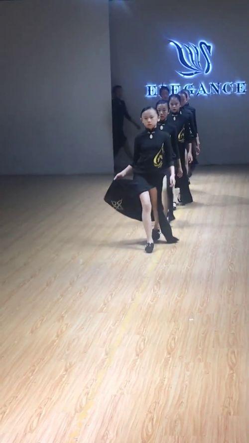 成人魔术衣服怎么穿视频,轻松变身神秘魔术师