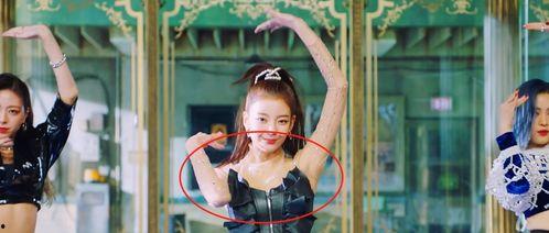 女子独舞成人倾城视频,女子舞动青春，演绎生命华章