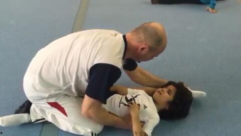 成人撕腿视频疼到哭,疼痛指数爆表引网友热议