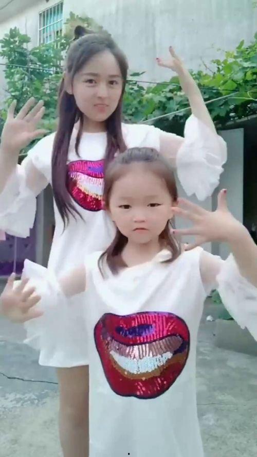 母女手势舞成人舞蹈视频