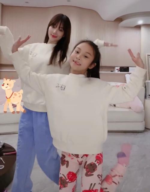 母女手势舞成人舞蹈视频